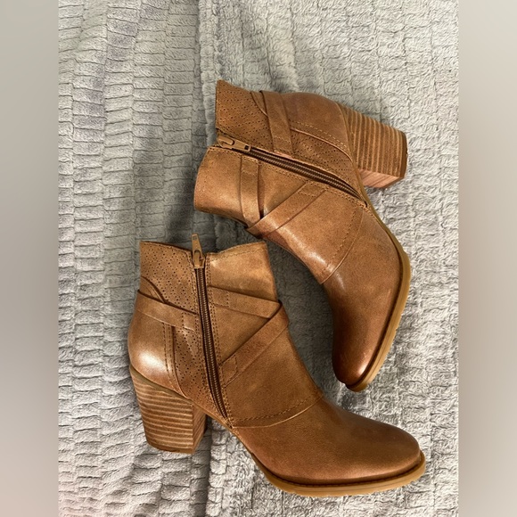 women's booties - Picture 2 of 5